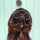 Casquete joya artesanal con perlas de río y cadenas – Diadema elegante para novias e invitadas