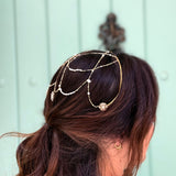 Casquete joya artesanal con perlas de río y cadenas – Diadema elegante para novias e invitadas