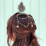 Casquete joya artesanal con perlas de río y cadenas – Diadema elegante para novias e invitadas