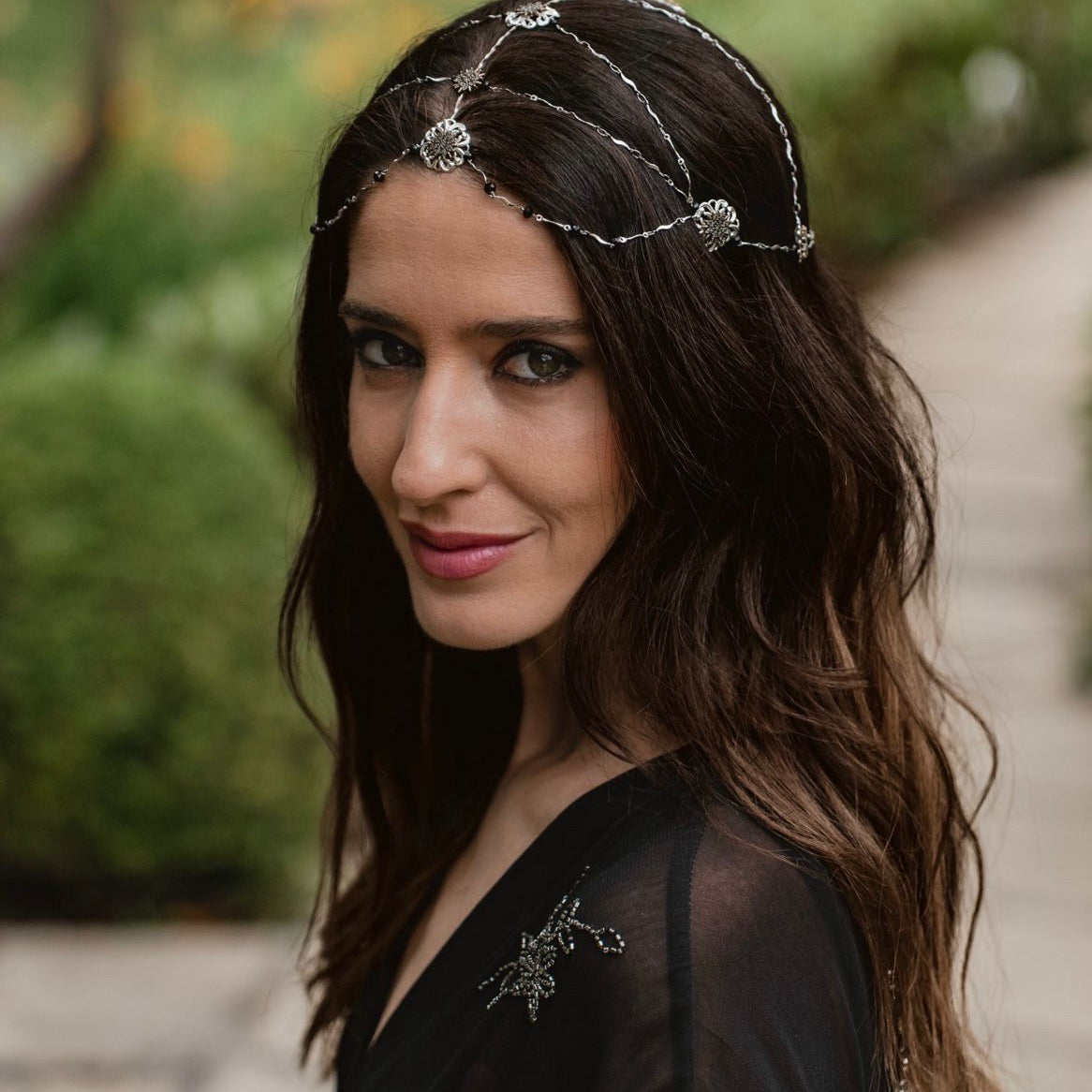 Casquetes joya y tocados joya: la tendencia que enamora a novias e invitadas en 2025-2026