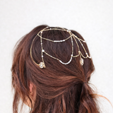 Casquete joya artesanal con perlas de río y cadenas – Diadema elegante para novias e invitadas