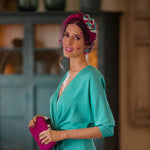 diadema-eda-de-flores-preservadas-para-invitadas-de-boda-en-color-turquesa-y-fucsia