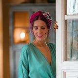 diadema-eda-de-flores-preservadas-para-invitadas-de-boda-en-color-turquesa-y-fucsia