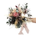 mano con ramo de flores eternas roxana rosa pitimini