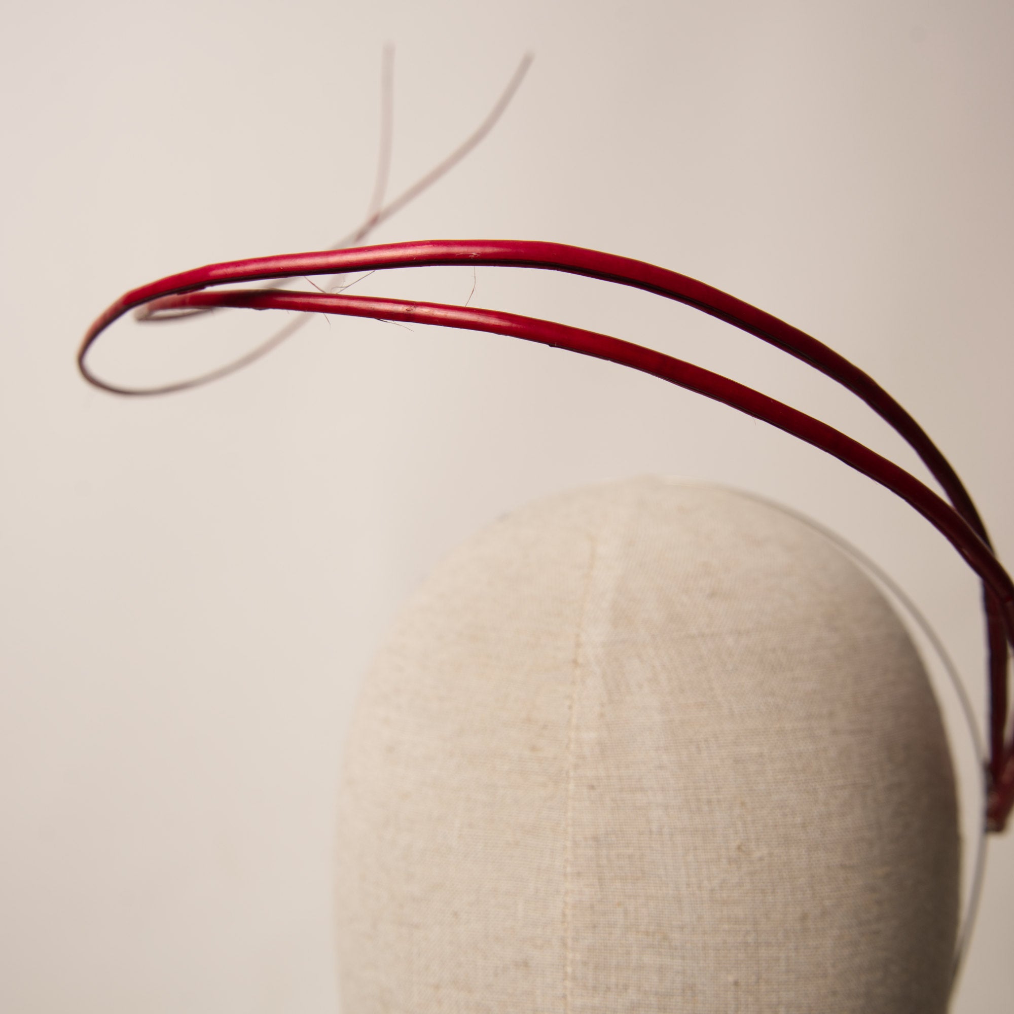 tocado minimalista bonnie rojo frente detalle