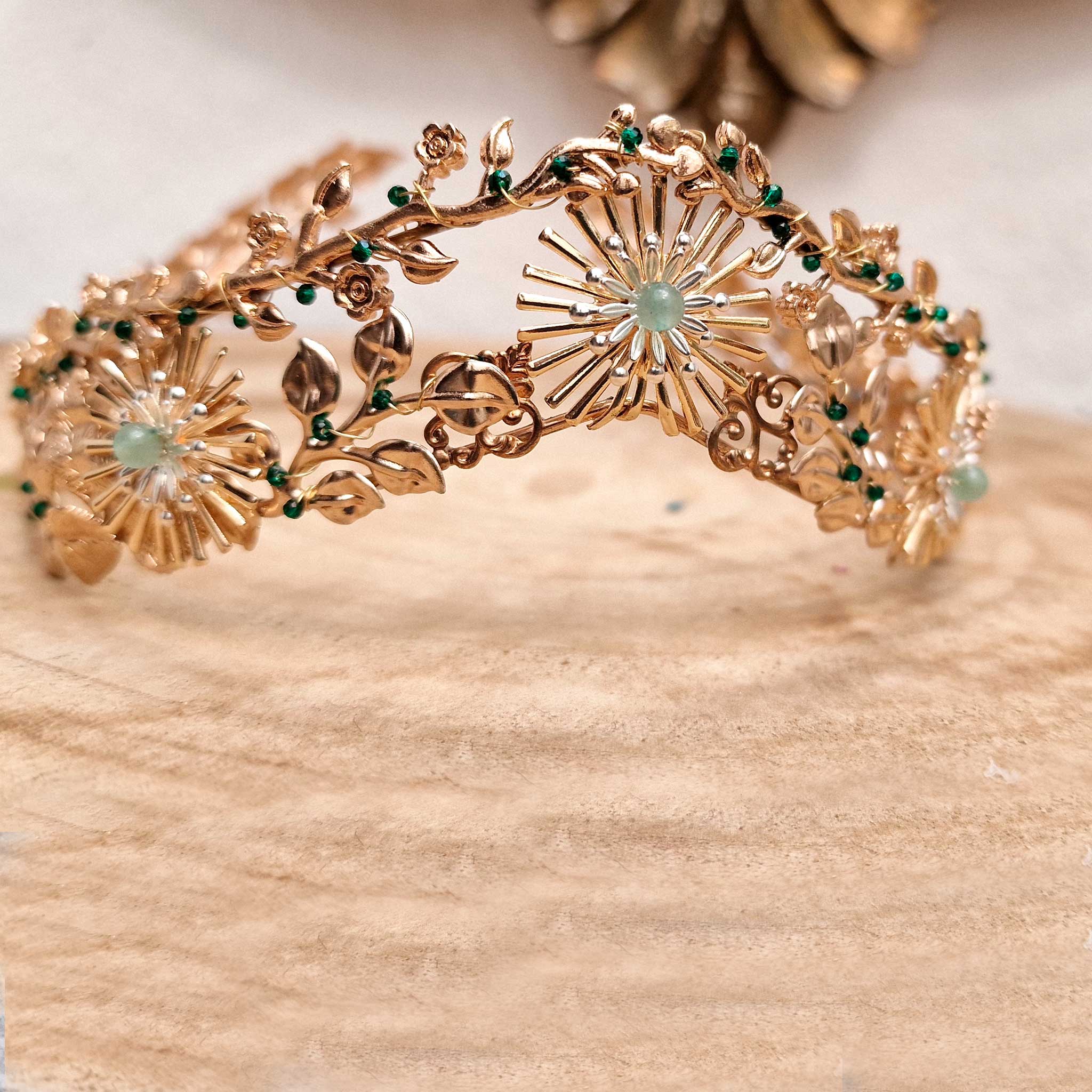 Corona Hada Dorada con Detalles Verde Claro para Novias