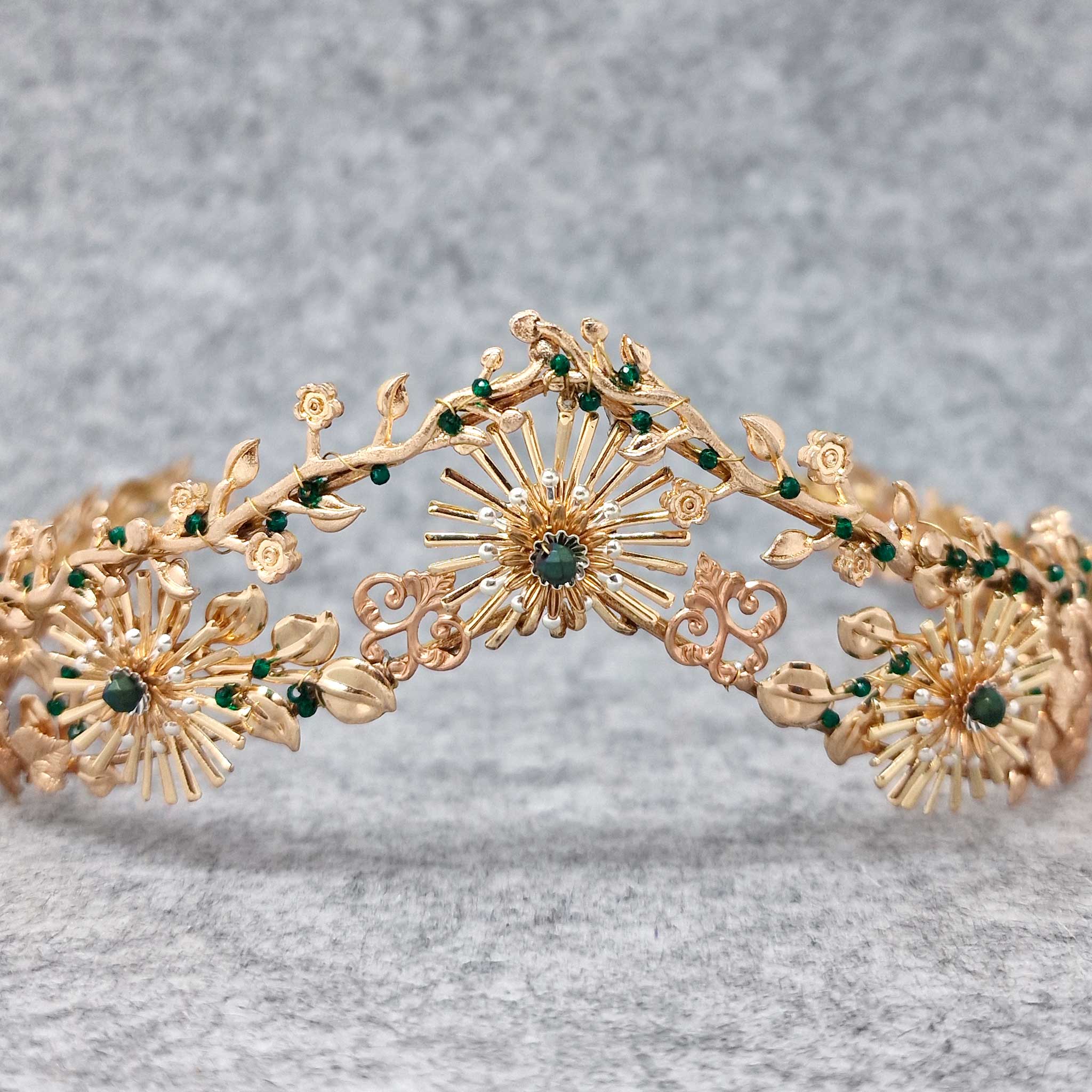 Corona Hada dorada con detalles Verdes Oscuros para Novias