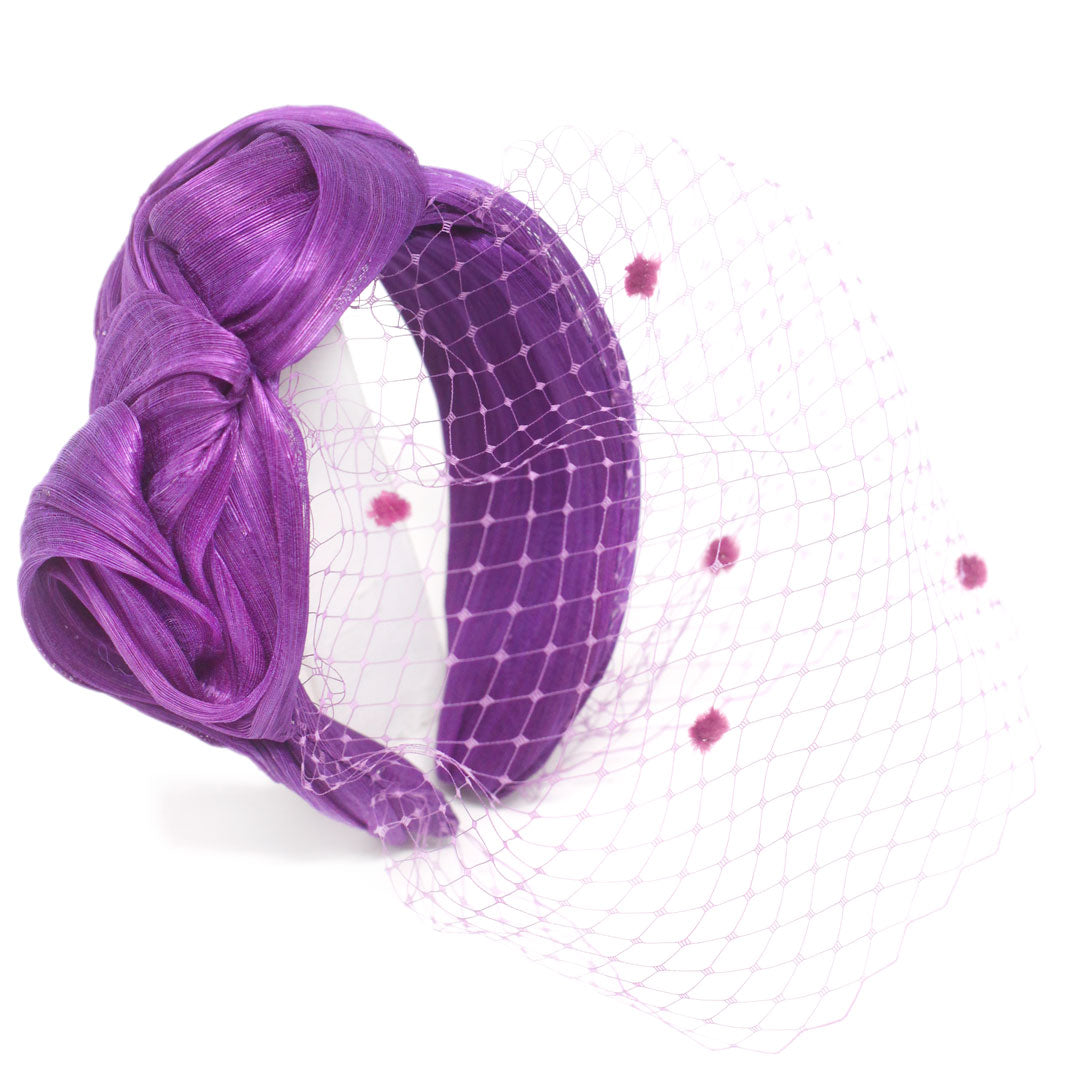 Diadema arrugada marina morada con velo para invitada