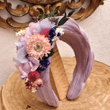 diadema arrugada y flores preservadas catalina lila