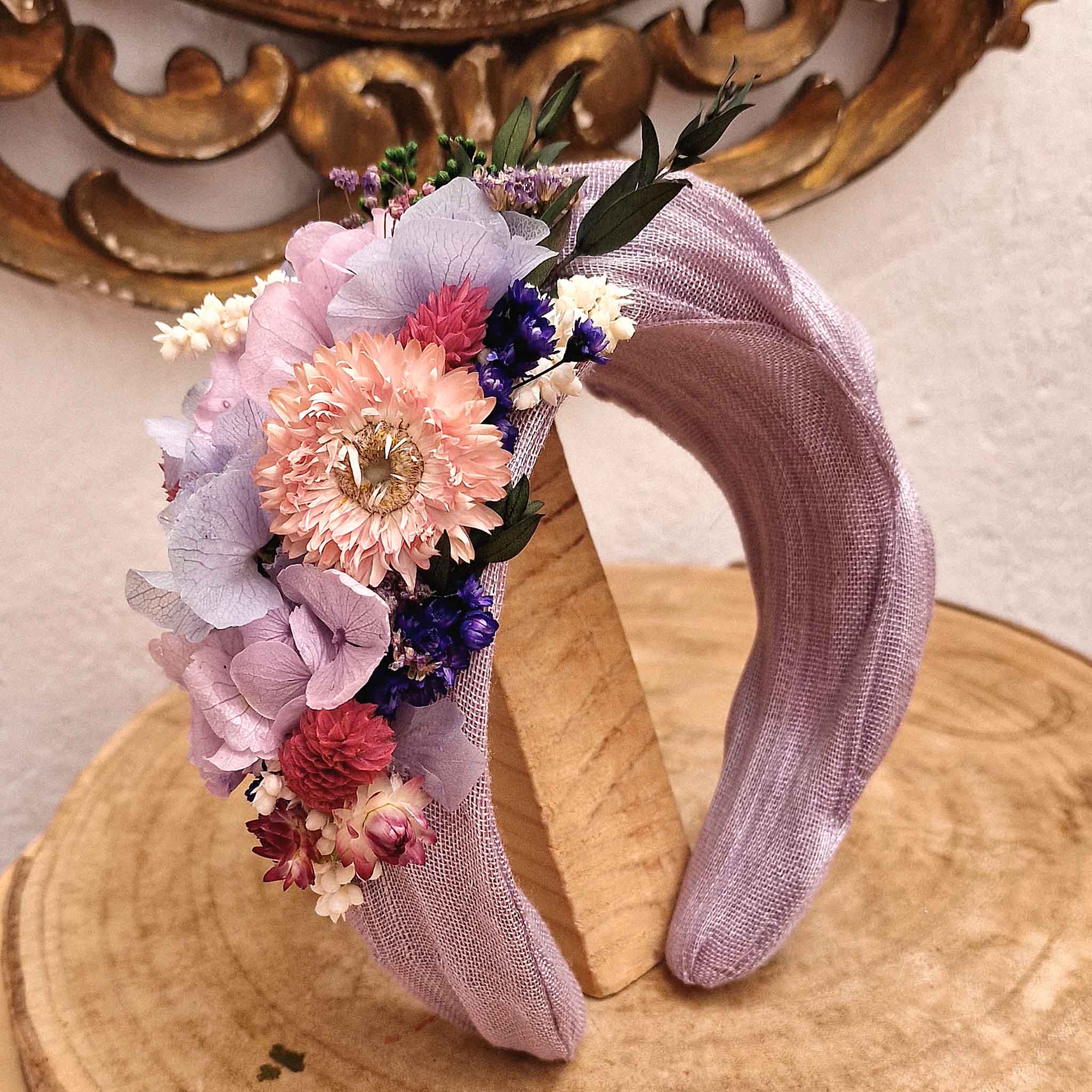 diadema arrugada y flores preservadas catalina lila